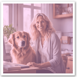 Frau im Tierberuf mit ihrem Hund am Schreibtisch