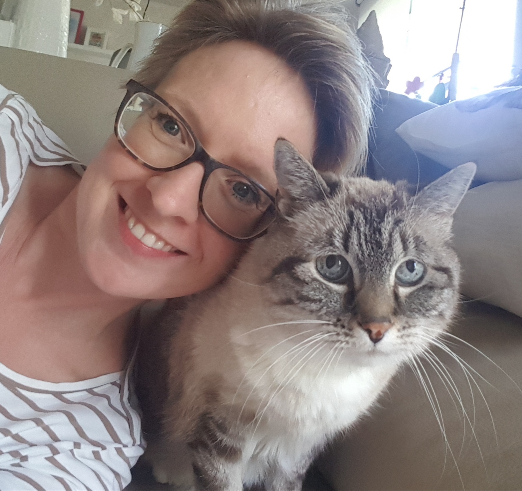 Sonja Tschöpe Wange an Wange mit ihrer nierenkranken Katze Mischu